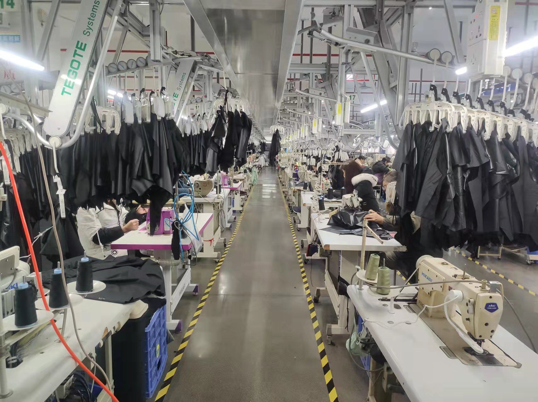 苏州智能工厂 服装自动悬挂出库运输线推动零售新变革